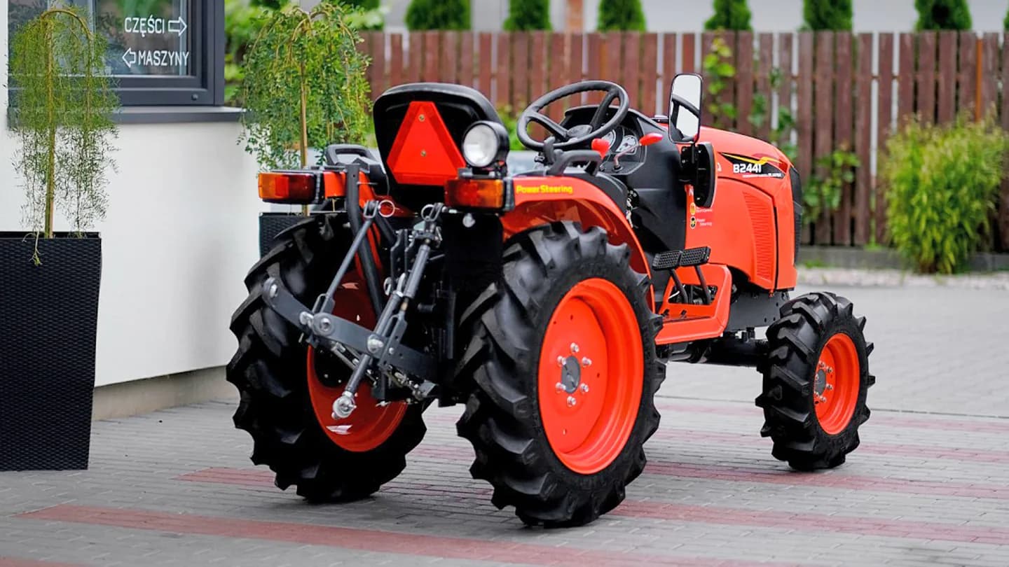 Трактор Kubota | Кубота B2441 9+3 (Kubota India) STD agri 7.00-12 / 8.3-20 (с ПСМ)