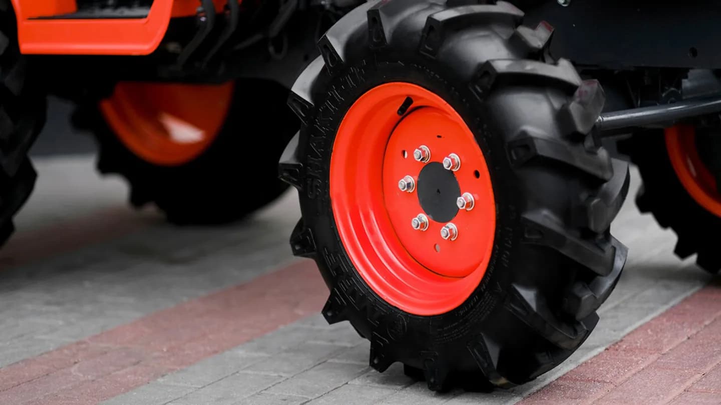 Трактор Kubota | Кубота B2441 9+3 (Kubota India) STD agri 7.00-12 / 8.3-20 (с ПСМ) — фото 21