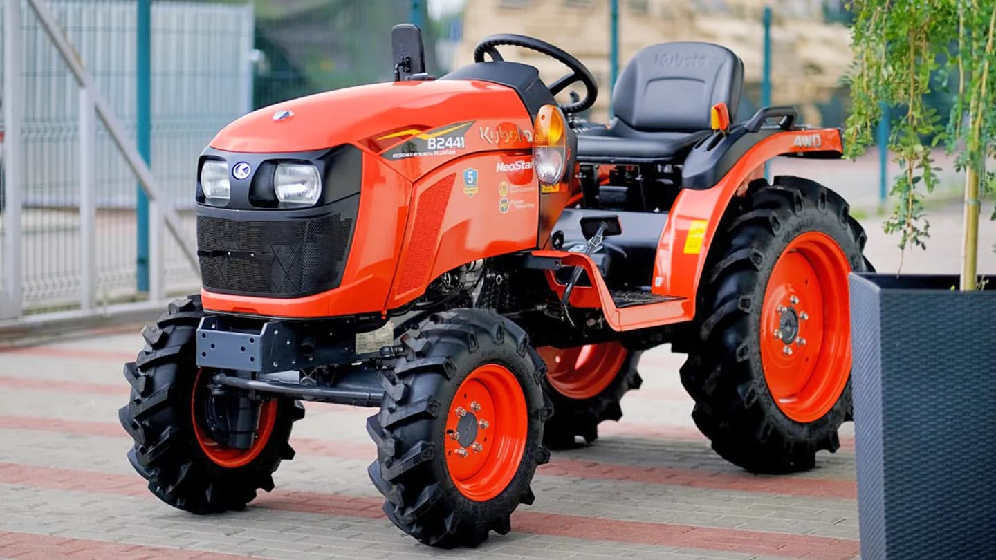 Трактор Kubota | Кубота B2441 9+3 (Kubota India) STD agri 7.00-12 / 8.3-20 (с ПСМ)