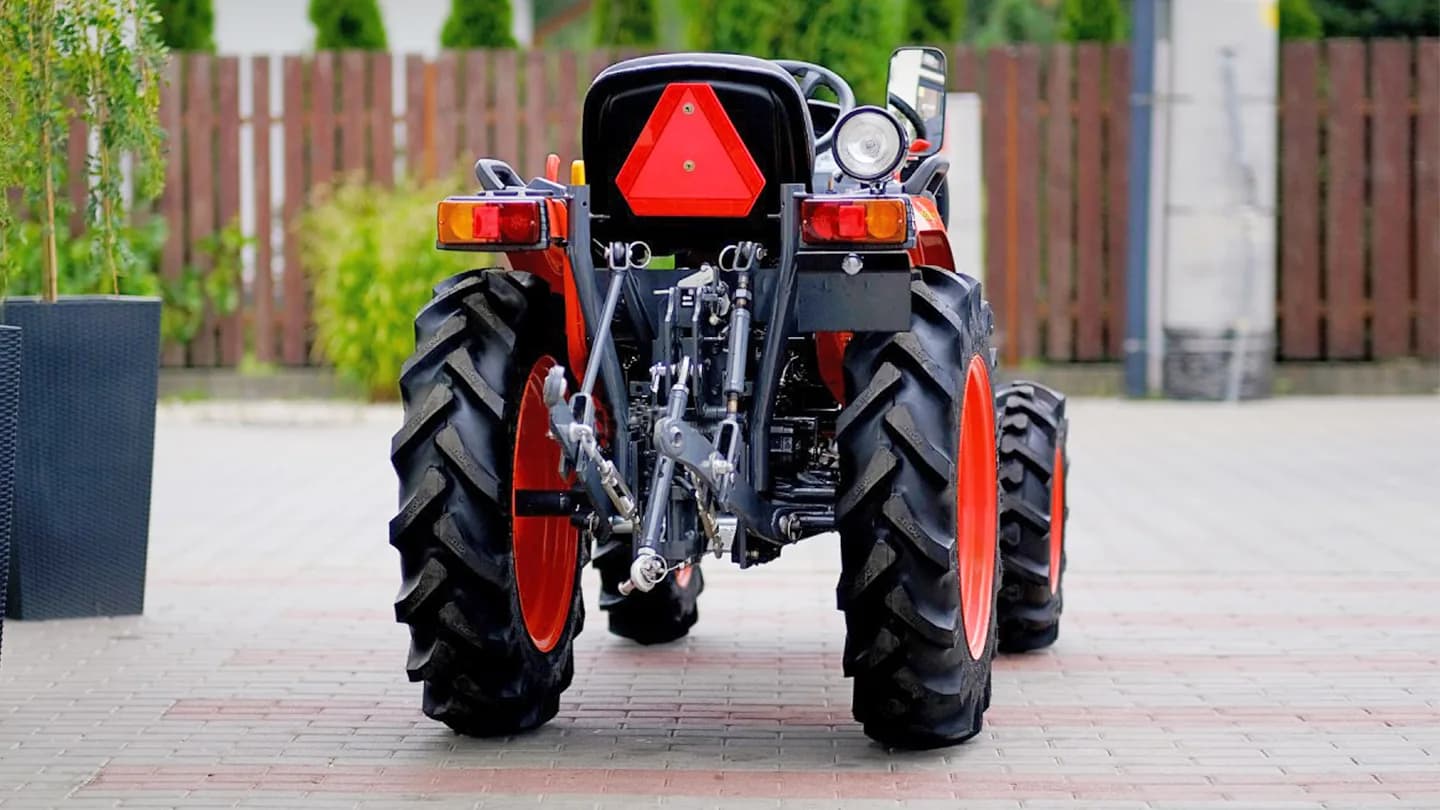 Трактор Kubota | Кубота B2441 9+3 (Kubota India) STD agri 7.00-12 / 8.3-20 (с ПСМ) — фото 7